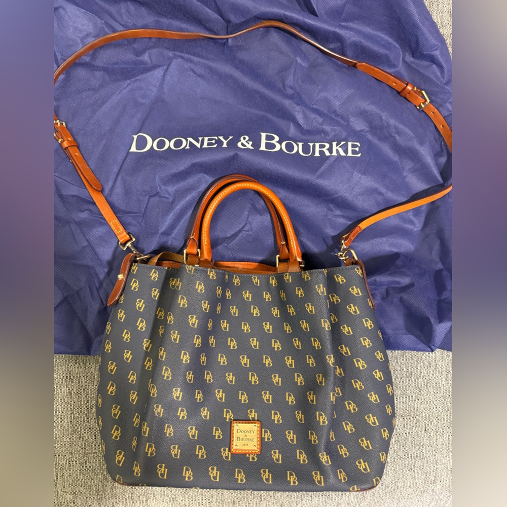🟤🟤Dooney & Bourke Navy Monogram Bag